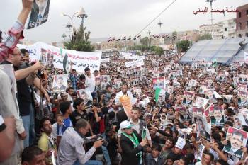 بالصور: عشرات الآلاف من اليمنيين يتظاهرون ضد الإنقلاب بمصر ويدينون مجزرة الحرس الجمهوري بالصور: عشرات الآلاف من اليمنيين يتظاهرون ضد الإنقلاب بمصر ويدينون مجزرة الحرس الجمهوري