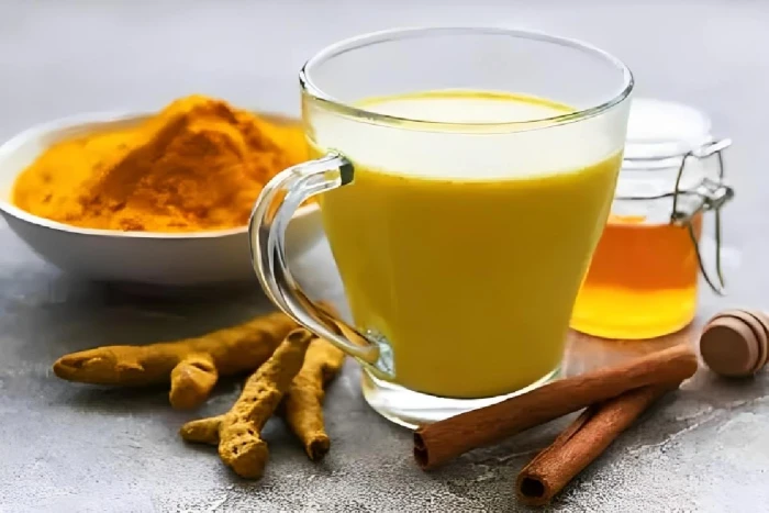 حليب الكركم.. 10 فوائد مذهلة تجعلك لا تستغني عنه في المنزل