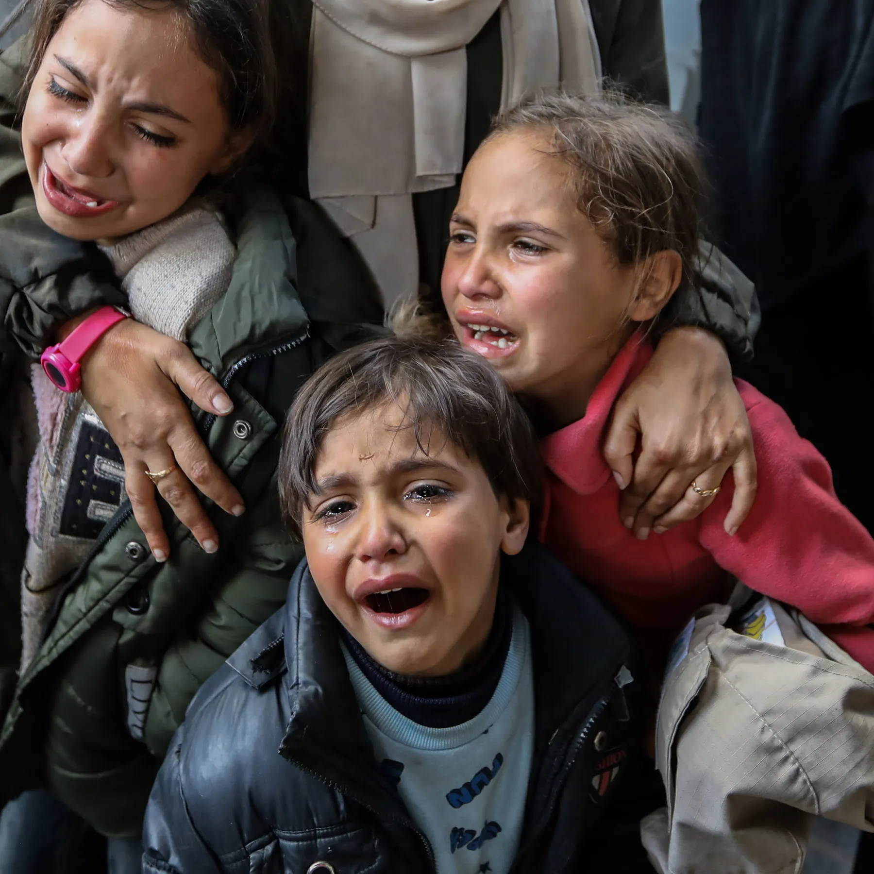  انها غزه النساء وألاطفال يخاطرون بأرواحهم للحصول على فتات الطعام "لم  يقتلني السرطان، ولكن قد أموت من الجوع"