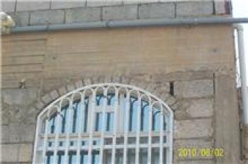 نجاة أسرة بكاملها من الموت اثر تعرض منزلها لوابل من الرصاص من قبل عصابة مسلحة في تعز