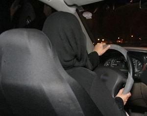 بينما خرج رفيقها من السيارة مسرعاً وأطلق ساقيه للريح.. فتاة تقود تشارجر هرباً من هيئة الرياض بعد ضبطها في خلوة