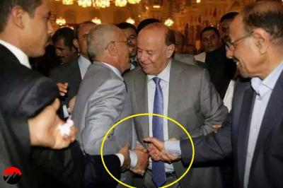صورة للحارس الشخصي للرئيس السابق تظهر سحبه ليد صالح أثناء مصافحته للرئيس هادي ؟