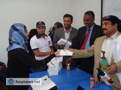 الجامعة الإماراتية تدشن توزع أجهزة آيباد لطلابها