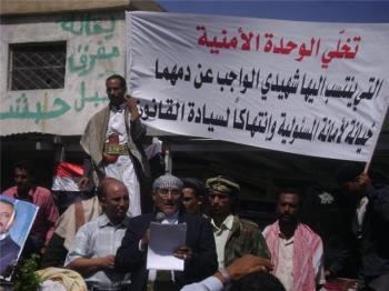 قطع طريق  تعز التربة..  اعتصاما لأبناء جبل حبشي في منطقة الضباب   للمطالبة بقتلة جنود السجن المركزي