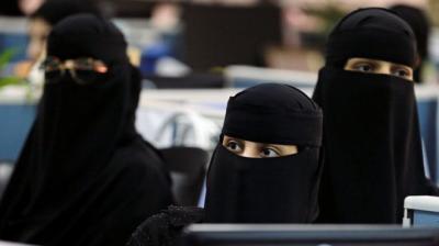 شركة الخطوط السعودية تضع قيودا على لباس المسافرين.. وانتقادات واسعة