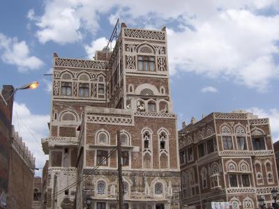 نجل  رئيس ملتقى مذحج يتعرض للاعتداء والنهب من قبل مسلحين مجهولين بصنعاء
