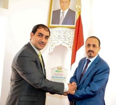 شدد على ضرورة نشر الثقافة السياحية.. وزير السياحة يمنح درع العطاء لـ"رئيس مجلس إدارة البورد العربي لتكنولوجيا المعلومات"