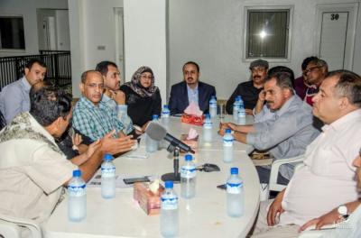 لمناقشة تطورات الاستثمار السياحي..وزير السياحة يلتقي ممثلي الوكالات السياحية والفنادق بجزيرة سقطرى