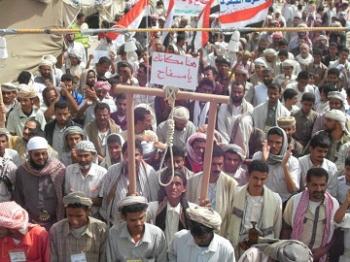 ثوار شبوة ينددون بمحاولة اغتيال عليوه ويؤكدوا أن سلمية الثورة كفيلة بقلع جذور النظام.