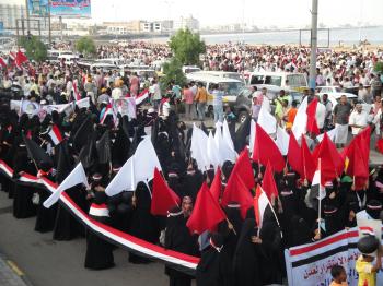 عدن: مسيرة جماهيرية حاشدة احتفاء بعيد الاستقلال ومطالبة بمحاكمة علي صالح  