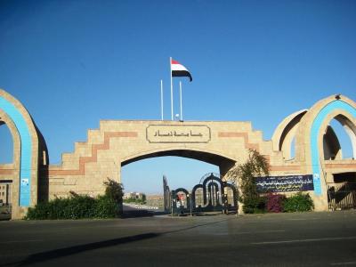 اتهامات لكلية الطب باحتجاز وإخضاع الطلاب لتحقيقات بوليسية ورئيس جامعة ذمار يمثل غداً أمام المحكمة