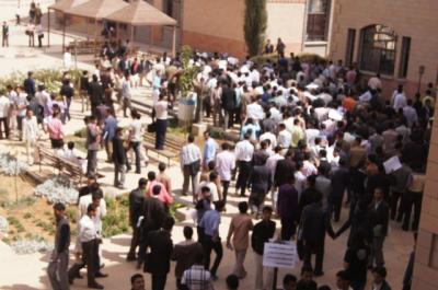 (بالفديو والصور)الدكتور الحضراني : ينفق على بوبي ،أكثر من نفقاته على حراسة الجامعة  يا فخامة الرئيس . انتفاضة طلابية في كليات جامعة ذمار والآلاف يطالبون بمجانية التعليم وإقالة الفاسدين ويهددون بالزحف إلى صنعاء 