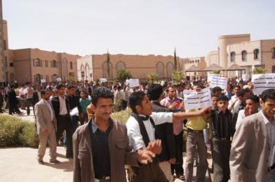 (بالفديو والصور)الدكتور الحضراني : ينفق على بوبي ،أكثر من نفقاته على حراسة الجامعة  يا فخامة الرئيس . انتفاضة طلابية في كليات جامعة ذمار والآلاف يطالبون بمجانية التعليم وإقالة الفاسدين ويهددون بالزحف إلى صنعاء 