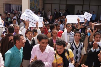(بالفديو والصور)الدكتور الحضراني : ينفق على بوبي ،أكثر من نفقاته على حراسة الجامعة  يا فخامة الرئيس . انتفاضة طلابية في كليات جامعة ذمار والآلاف يطالبون بمجانية التعليم وإقالة الفاسدين ويهددون بالزحف إلى صنعاء 