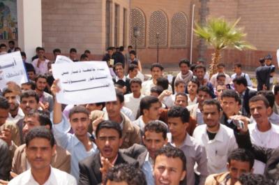 (بالفديو والصور)الدكتور الحضراني : ينفق على بوبي ،أكثر من نفقاته على حراسة الجامعة  يا فخامة الرئيس . انتفاضة طلابية في كليات جامعة ذمار والآلاف يطالبون بمجانية التعليم وإقالة الفاسدين ويهددون بالزحف إلى صنعاء 