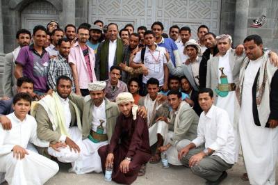التقى الرئيس هادي قبل يومين من اصدار القرارات الرئاسية ووصف قافلة الحرية بأنها رسول المحبة والسلام :  النائب عن تنظيم العدالة والبناء عبد العزيز جباري:" إذا أردت أن تحصل على حقوقك فيجب أن تدافع على حقوق الآخرين.."