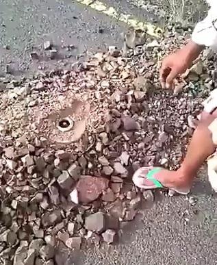 فيديو مفزع يظهر شاهد شجاعة اليمنيين في إزالة الإلغام التي تزرعها مليشيا الحوثي على الطرقات