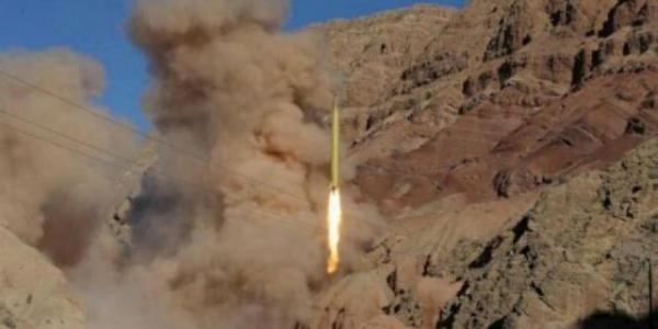 انفجار صاروخ بالسيتي للحوثيين وقت اطلاقه يتسبب بمقتل عدد منهم 