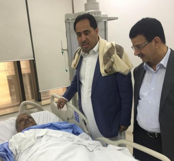 الوزير البكري يزور اثنين من القيادات العسكرية الذين اصيبوا بتفجير العند (الاسماء + صور)