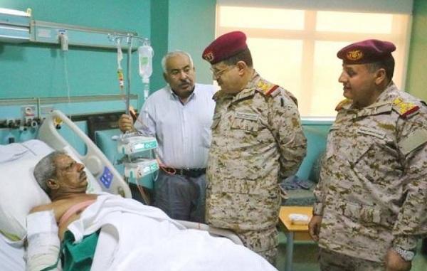 وزير الدفاع يفاجئ قيادات عسكرية كبيرة اصيبت في هجوم العند