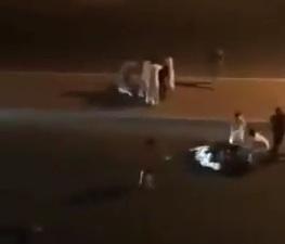 مقتل شاب واصابة ثلاثة آخرين بسبب شجار جماعي استخدم فيها الرصاص بحي الحمدانية في جدة السعودية (فيديو)