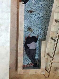 معلم يرمي نفسه من أحد أعلى المباني في منطقة التحرير وسط صنعاء (صورة)