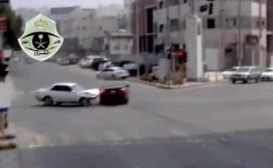 «المرور السعودي» ينشر مقطعاً لحادث مروري وثقته الكاميرات