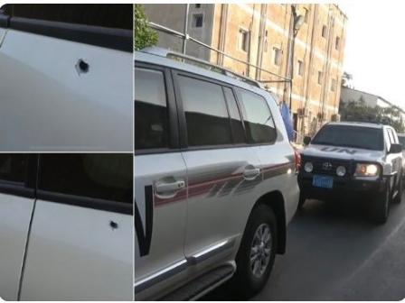 شاهد بالصورة.. موكب الجنرال الأممي «باتريك كاميرت» بعد تعرضه لإطلاق نار بالحديدة !