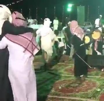 شاهد.. ردة فعل  مسن في السعودية بعدما رأى شخصين يتمايلان بالرقص مثل البنات في حفل غنائي..