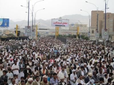 بعد صلاة جمعة "إطلاق سراح المعتقلين":  وقفة احتجاجية أمام منزل رئيس الجمهورية بصنعاء للمطالبة بالإفراج عن (117) معتقل و(130) مخفي من شباب الثورة