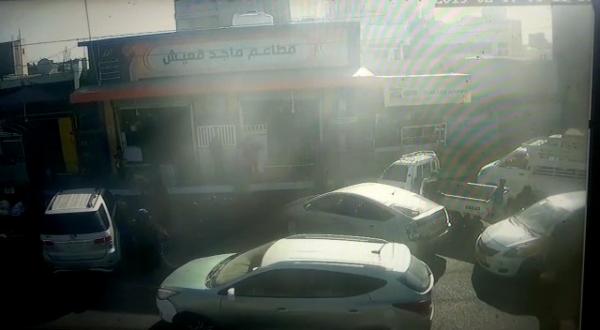 شاهد فيديو.. لحظة تعرض امرأتين للدهس من سيارة تاكسي صباح اليوم الخميس بصنعاء