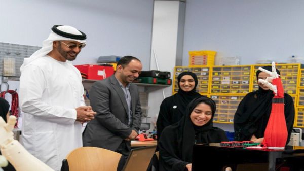 شابة إماراتية تفاجئ محمد بن زايد بقصيدة مديح (فيديو)