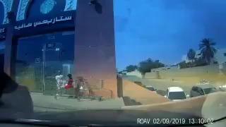 سعودي ينقذ طفلة في اللحظات الأخيرة .. في الرياض .. شاهد