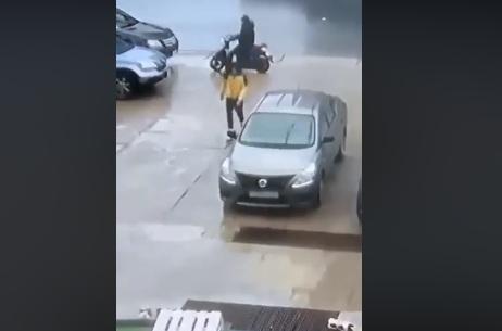 شاهد فيديو لحظة نشل سيدة داخل موقف للسيارات بلبنان