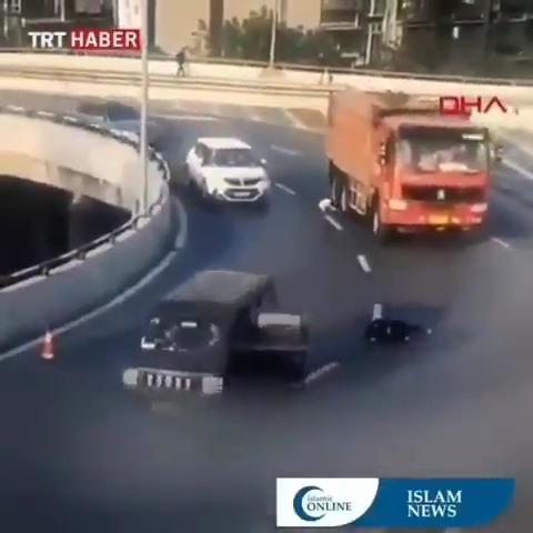 فيديو .. حفظ الله لهذه الطفلة والمرأة بعد سقوطهما من السيارة