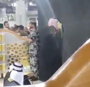 شاهد فيديو . . الأمير محمد بن سلمان خلال زيارته للحرم المكي يبكي عند الكعبة المشرفة