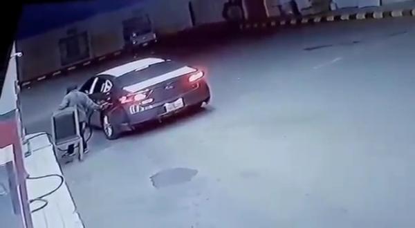 بالفيديو.. ثلاثة جناة سعوديون يسطون على عامل محطة بترول في حائل السعودية ويختطفونه