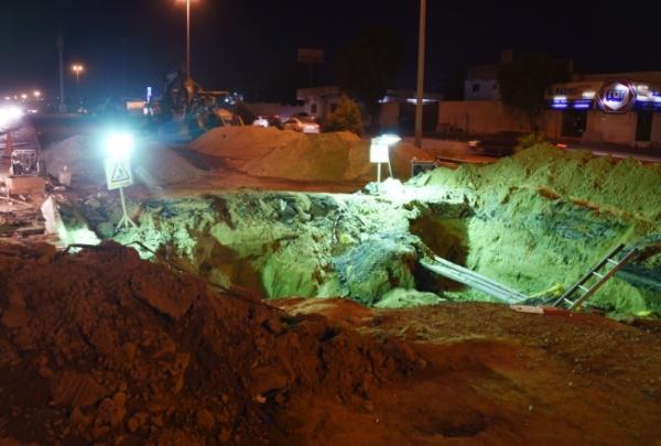 سقوط مركبات وإصابة قائديها في انهيار أرضي بـ«جدة» (فيديو وصور)
