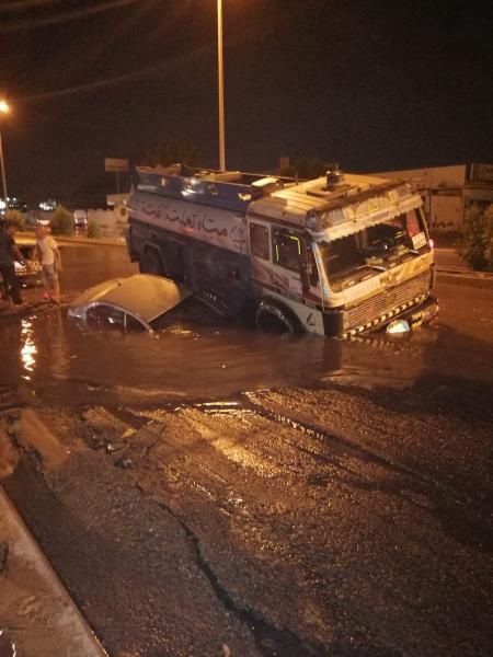 سقوط مركبات وإصابة قائديها في انهيار أرضي بـ«جدة» (فيديو وصور) سقوط مركبات وإصابة قائديها في انهيار أرضي بـ«جدة» (فيديو وصور)