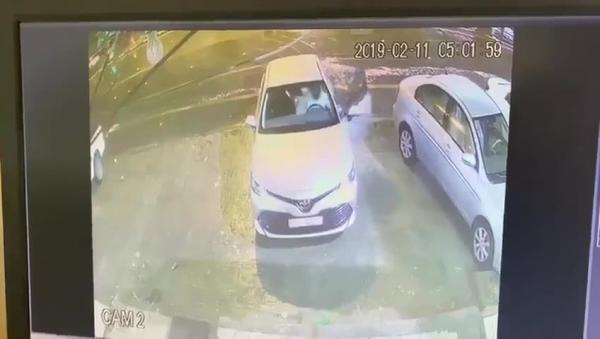 السعودية.. فيديو للص يسرق سيارة تركها صاحبها في وضع التشغيل.. وكان بداخلها زوجته!