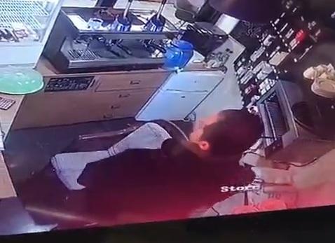 فيديو لص أنيق يسرق مبلغ مالي وعلب دخان من بقالة في لبنان
