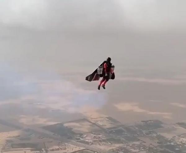 فيديو ولي عهد دبي ينشر فيديو عن تقنية تمكن الإنسان من الطيران ويعلق: المستقبل هنا