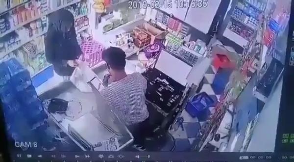 فيديو شاهد.. سرقة واعتداء بالضرب على كاشير جمعية في الكويت