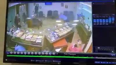 فيديو للحظة سطو مسلح على أحد محال الذهب في مصر وإطلاق وابل من الرصاص على عامل