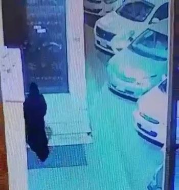 فيديو.. رصدتها كاميرات المراقبة.. سعودية ترمي بطفلها عند باب مسجد في جدة وتهرب 