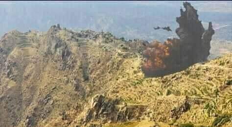 طيران التحالف يستهدف دبابة للحوثيين في حجور (صورة)
