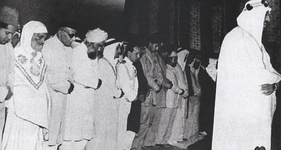 صورة نادرة للملك سعود يؤم 150 ألف مصلي في باكستان