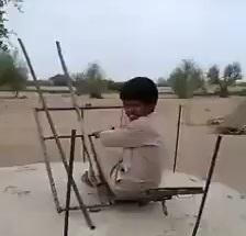 طفل صغير يصنع مضاد طيران على طريقته الخاصة .. شاهد