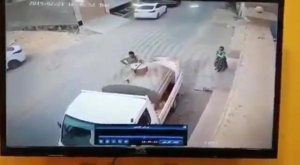 فيديو .. طفلة صغيرة تتعرض إلى حادث صدم مروع من مركبة مسرعة أثناء عبورها الطريق