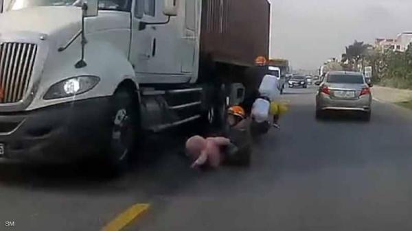 معجزة أم كادت أن تضحكي بحياتها وتنقذ ابنها من تحت شاحنة بحركة سريعة .. وفيديو يرصد المشهد الخارق